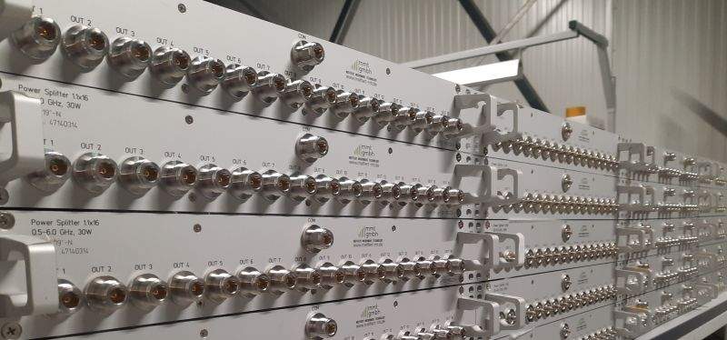 Rack-mounted E-REON RF splitter and combiner assemblies with multiple RF output connectors